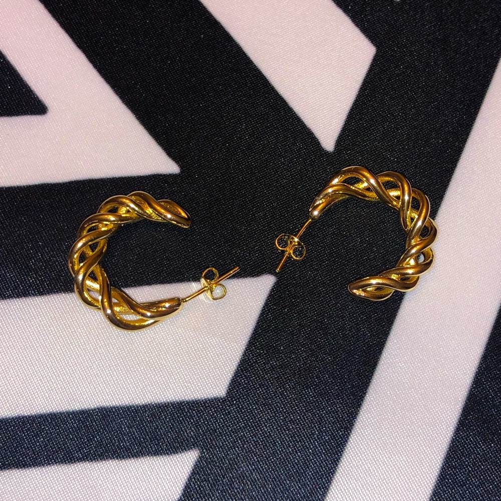 KC Chic spiral hoop earrings
